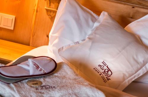 Ένα ή περισσότερα κρεβάτια σε δωμάτιο στο Alpin & Vital Hotel La Perla