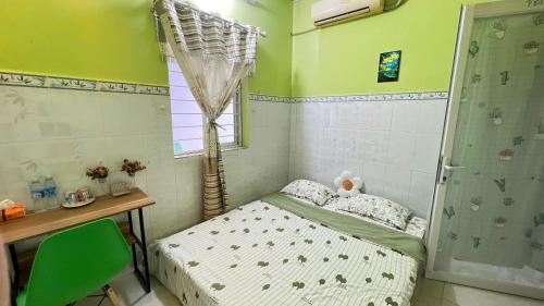 a small bedroom with a bed and a shower at HOMESTAY Hoàng GIa in Ấp Ông Tú