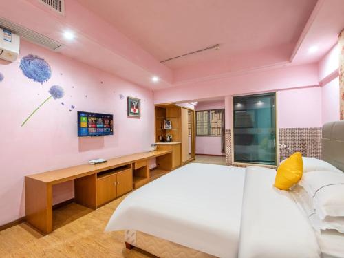 Postel nebo postele na pokoji v ubytování 7 Days Inn Foshan Lecong Furniture Branch