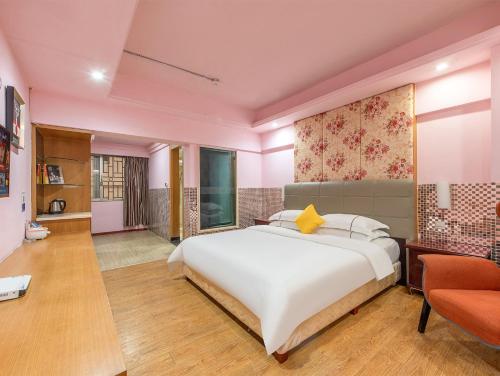 Postel nebo postele na pokoji v ubytování 7 Days Inn Foshan Lecong Furniture Branch