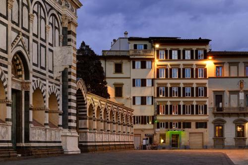 un grupo de edificios contiguos en Hotel Universo - WTB Hotels en Florencia