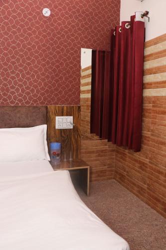 Postel nebo postele na pokoji v ubytování Hotel triveni inn