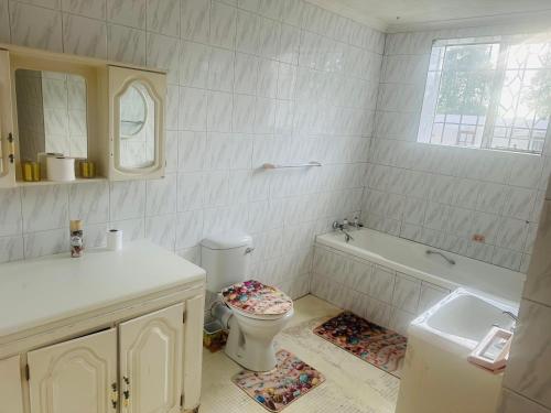 Un baño con inodoro, bañera y lavabo. en BotsDiva AIR, en Johannesburgo