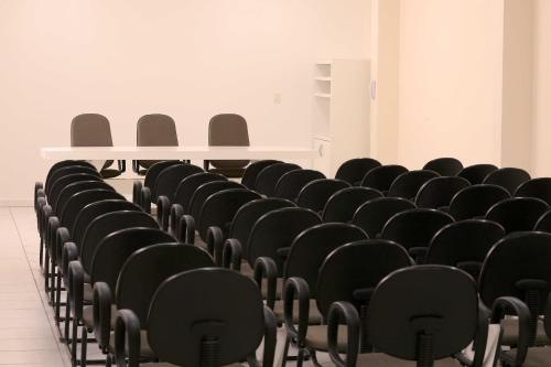 a row of chairs in an empty room at Tri Hotel Xanxerê in Xanxerê