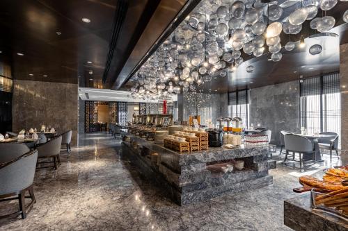 - un restaurant avec un bar servant un large choix de plats dans l'établissement Braira Al Dammam, à Dammam