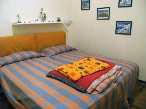 リド・デッレ・ナツィオーニにあるHoliday Home Sudanのベッド(青とオレンジのプライドシーツ、枕付)