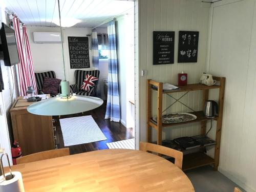comedor con mesa, mesa y sillas en Liten gäststuga på Sydkoster, en Sydkoster