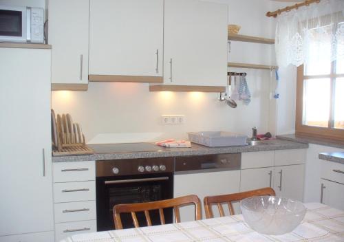 Kuchyň nebo kuchyňský kout v ubytování Mitschighof - Apartments und Pension - Heidis-Welt, Mitschig