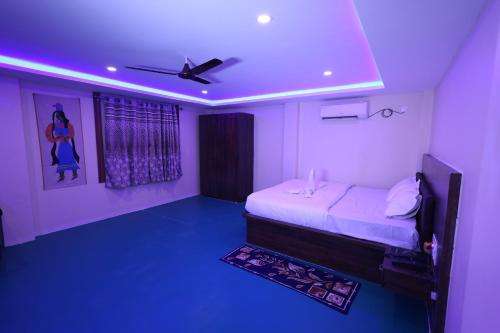 a room with a bed and a ceiling fan at Shriman Valley in Konārka
