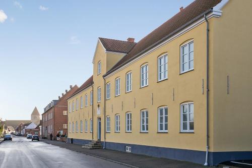 a building with a large window on the side of the building at Hotel Residens Møen in Stege