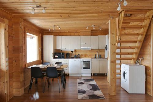 Køkken eller tekøkken på Cottage with stunning lake view and private beach