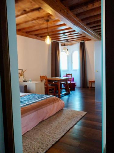 a bedroom with a bed and a dining room at Goldene Pastete - Urban Luxury Apartments City Center in Graz