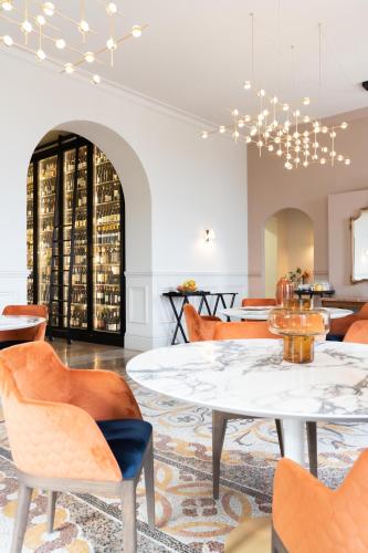 a dining room with a table and chairs at Hotel Villa La Bollina in Serravalle Scrivia