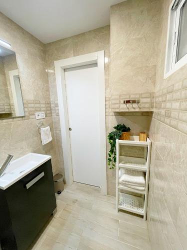 Swimming pool, great location, family friendly, cozy, no groups of youngsters allowed