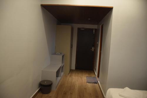 una habitación vacía con un pasillo con una puerta y una escalera en Hotel Christo's, en Velānganni
