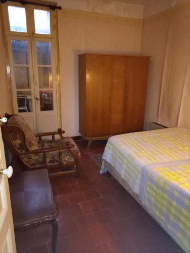 une chambre avec un lit, une chaise et une fenêtre dans l'établissement Chambre individuelle, à Béziers