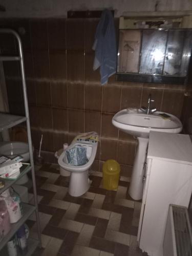 une petite salle de bain avec un lavabo et des toilettes dans l'établissement Chambre individuelle, à Béziers