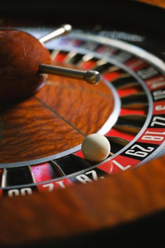 a close up of a roulette wheel with a ball at B&B Ten Doele in Middelkerke