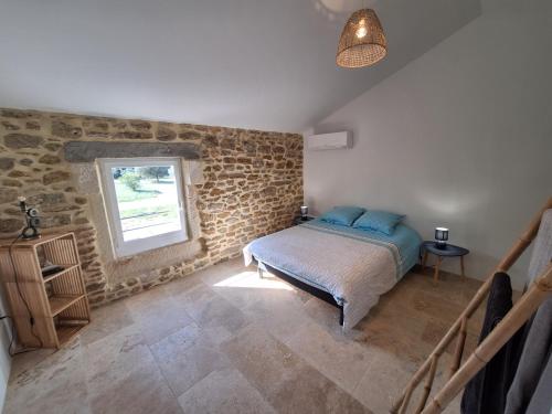 Ένα ή περισσότερα κρεβάτια σε δωμάτιο στο Chez Véro chambres d'hôtes & Maison en pierre contemporaine