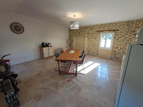 Η κουζίνα ή μικρή κουζίνα στο Chez Véro chambres d'hôtes & Maison en pierre contemporaine