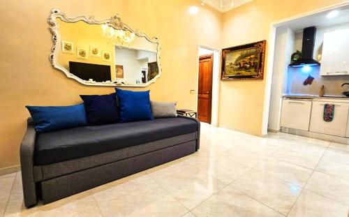 un soggiorno con un divano e uno specchio di Rome Boulevard Suite a Roma