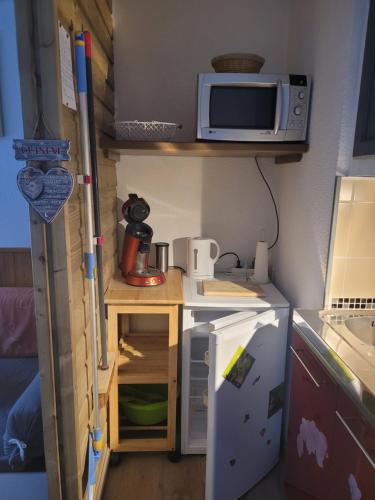 Kuchyň nebo kuchyňský kout v ubytování Studio à Baréges