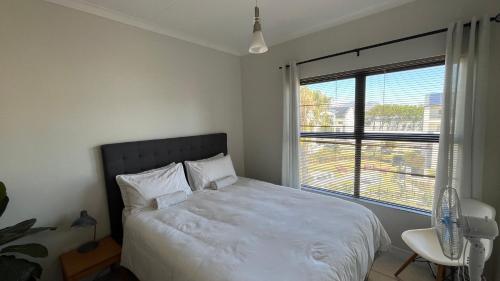 Giường trong phòng chung tại Luxury one bedroom apartment