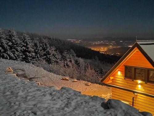 Górskie domki w Karkonoszach z widokiem v zimě