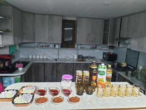 Η κουζίνα ή μικρή κουζίνα στο ZIYNAT Hotel