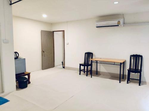 a room with a table and two chairs and a television at Lonely beach complex titanic hotel in beach shopping street markets ในศูนการค้าติดทะเล in Khlaung Phai Bae