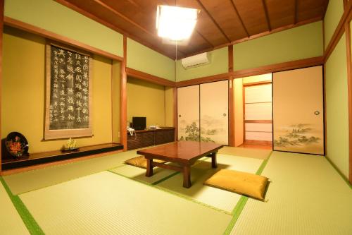 a living room with a table and a window at 高野山 宿坊 大円院 -Koyasan Shukubo Daienin- in Koyasan