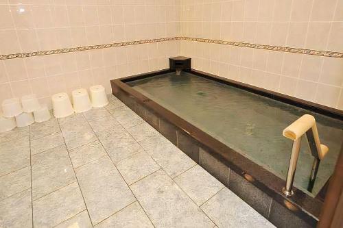 a large pool of water in a bathroom with at 高野山 宿坊 大円院 -Koyasan Shukubo Daienin- in Koyasan