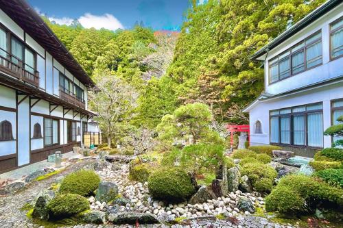 a garden in front of a building at 高野山 宿坊 大円院 -Koyasan Shukubo Daienin- in Koyasan