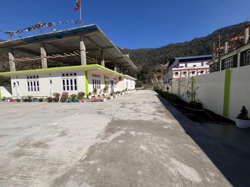 an empty parking lot in front of a building at The Miyong River Homestay in Dirang Dzong