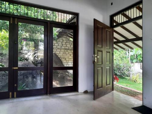 een open deur naar een kamer met glazen deuren bij Dimond rick villa in Hikkaduwa
