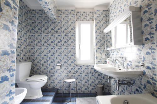 Ένα μπάνιο στο Lugano View 2 bedrooms 2 bathrooms private parking