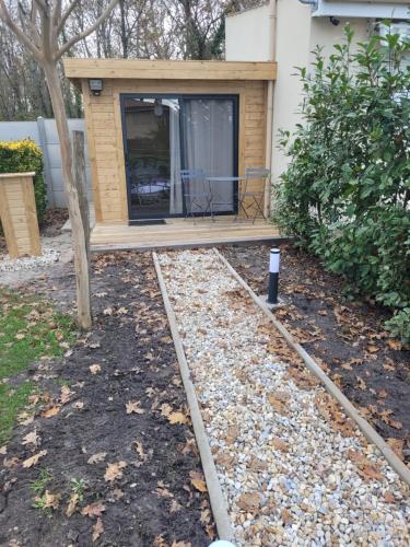 une cabine avec une table et des chaises dans une cour dans l'établissement Chambre Cozy, à Saint-Savin-de-Blay