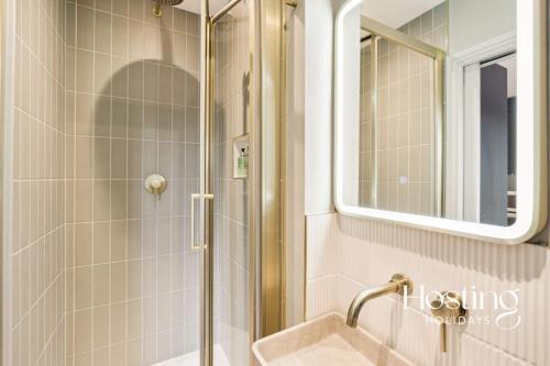 a bathroom with a shower with a sink and a mirror at The Loft - 1 Bed Luxury Apartment with Bathtub in Henley on Thames