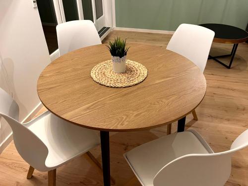 a wooden table with a potted plant on it at PATAMA Karli Suite - Zentrales City-Feeling nahe Südvorstadt, Uniklinik in Leipzig