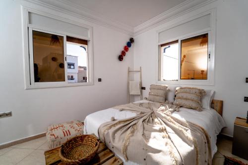 Postel nebo postele na pokoji v ubytování Tigmi Ossmon Hostel