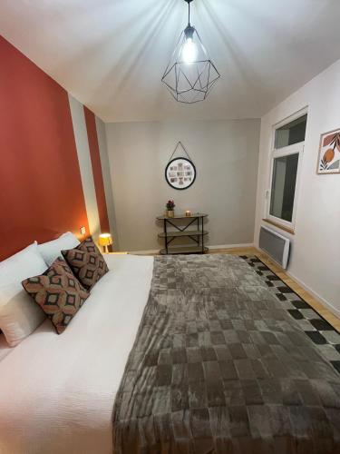 une chambre avec un grand lit et une fenêtre dans l'établissement Le Nid Des Canaux au cœur de Bergues, à Bergues