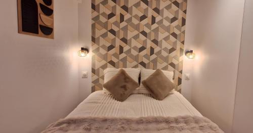 une chambre avec un lit blanc avec deux oreillers dans l'établissement Proche Centre, Gare, Parc, Parking by Maison Bonhage, à Chaumont