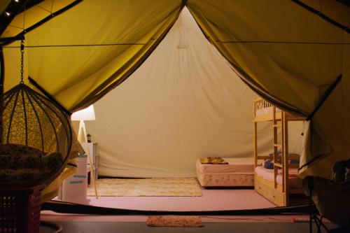 Camera con letto in tenda. di Hawun Glamping with Private Pool a Tamparuli