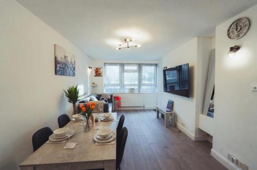a dining table and chairs in a living room at 1 Bed-Park View-Balcony-WiFi-Pet Friendly in London