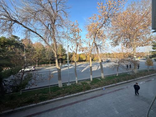 Ein Mann, der eine Straße entlang geht in der Unterkunft Apartments with Registan view in Samarkand