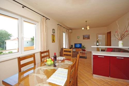 Orange House three bedroom apartment with sea view