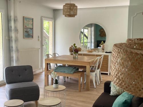 un salon avec une table et une salle à manger dans l'établissement Villa du Pacific 8pers Lege-cap-ferret, à Lège-Cap-Ferret