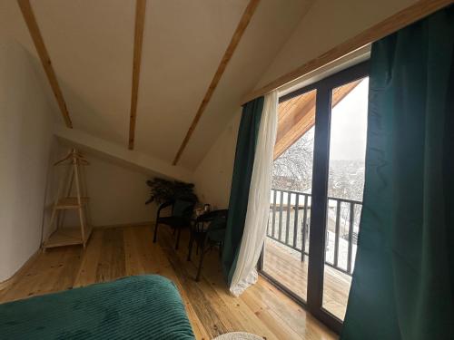 Foto de la galería de "White House Nakani" - Guesthouse near the centre en Mestia