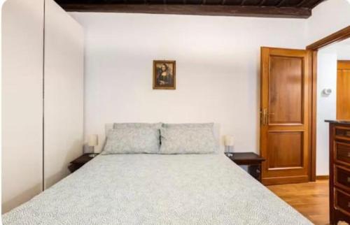 Piazza Farnese house
