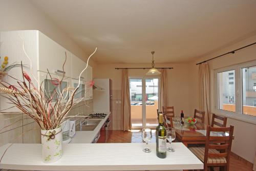 Orange House three bedroom apartment with sea view